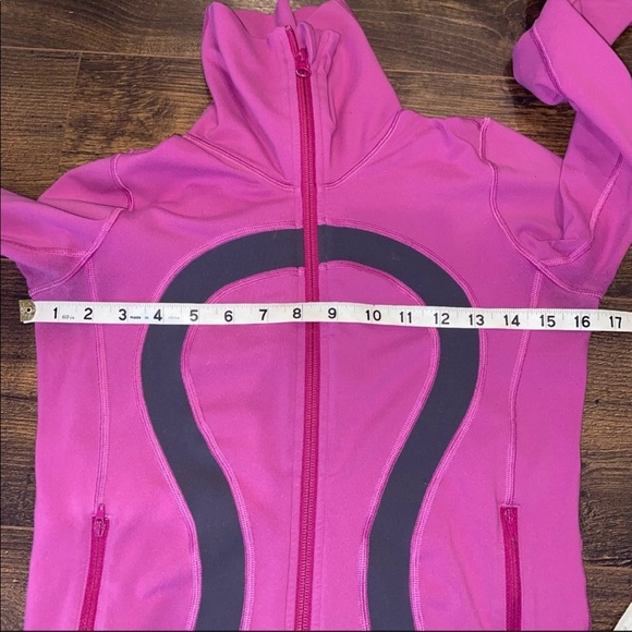 Lululemon In Stride Jacket Magenta Purple Pink Color With Gray Logo size 2 - Picture 3 of 6